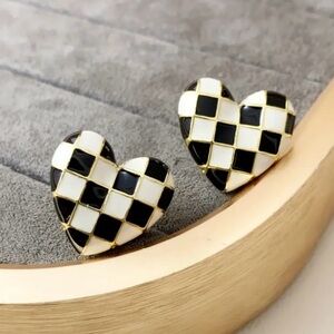 ✨ModCloth Solna Black & White Checkered Heart Earrings